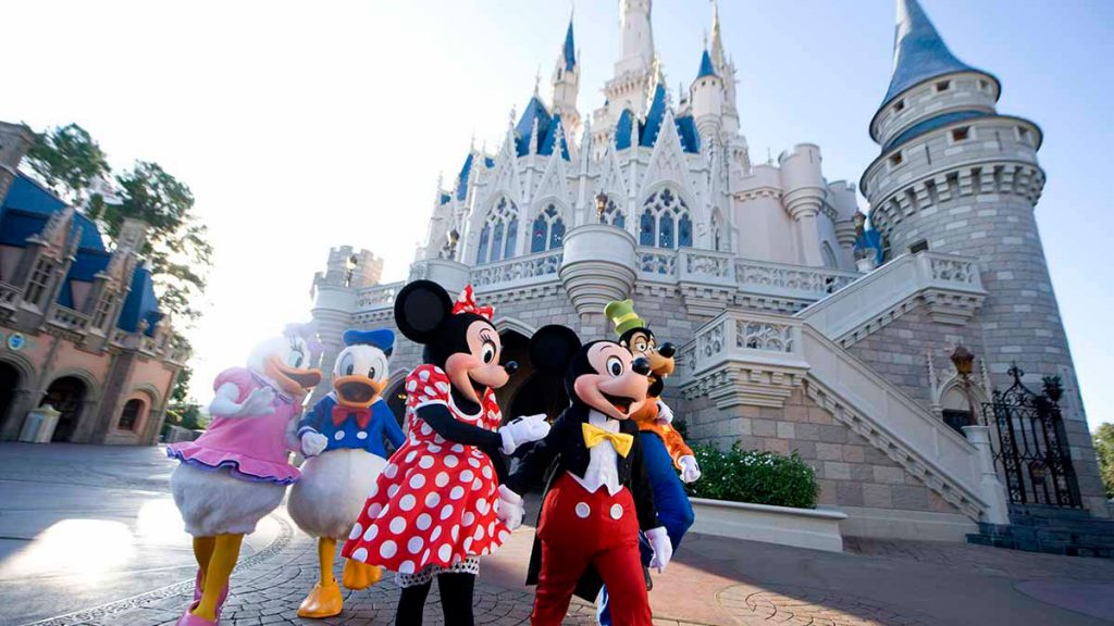 Castillo del Magic Kingdom con algunos personajes Disney