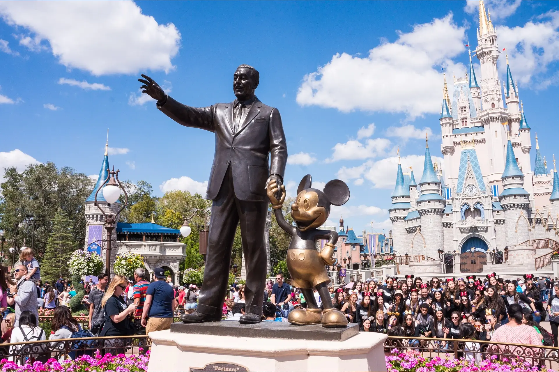 Imagen del Magic kingdom frente a la estatua de Walt Disney